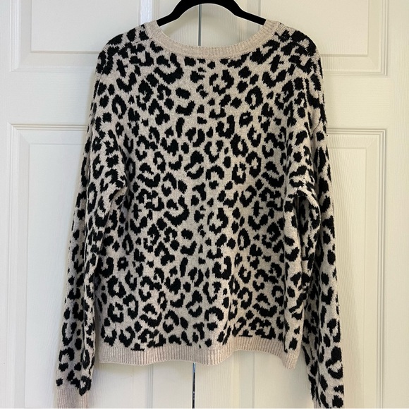 Sincerely Jules Black & White Leopard Print Sweater Size Small - Picture 2 of 5